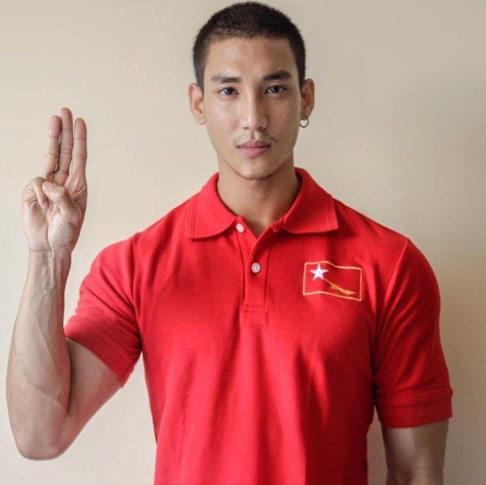 유명 모델 파잉 타콘이 저항의 상징 '세 손가락 경례'를 한 모습 