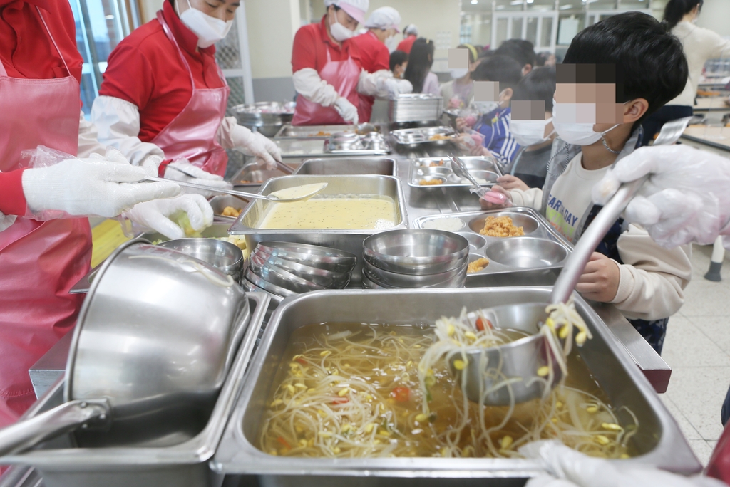 채식 급식 받는 아이들