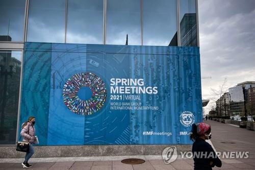 (워싱턴 AFP=연합뉴스) 미국 워싱턴DC 국제통화기금(IMF) 본부 외벽에 지난 1일(현지시간) IMF·세계은행(WB) 연례회의 알림 포스터가 붙어 있다. 5~11일에 열리는 이번 봄 회의는 신종 코로나바이러스 감염증(코로나19) 탓에 작년처럼 화상으로 진행될 예정이다. sungok@yna.co.kr