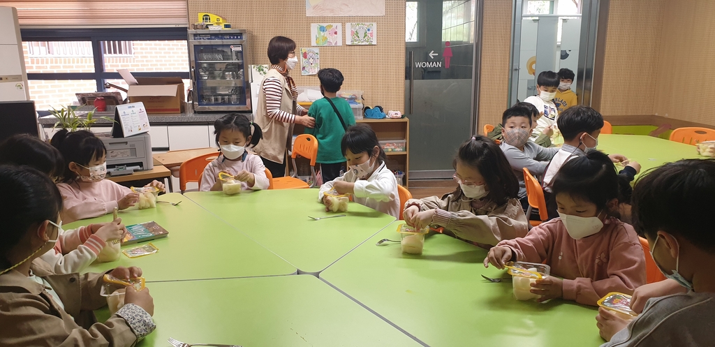 곡성군, 돌봄학교에 과일간식 제공