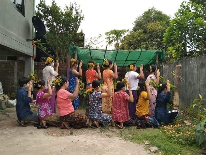 꽃장식 하고 세 손가락 경례로 저항 표시한 여성들