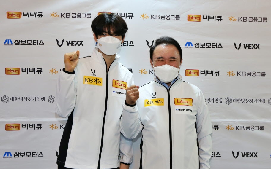 차준환(왼쪽)과 윤홍근 대한빙상경기연맹 회장