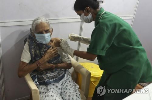 인도 뭄바이에서 진행된 코로나19 백신 접종. [AP=연합뉴스]