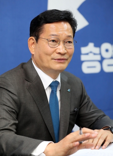 연합뉴스와 인터뷰 중인 민주당 송영길 의원