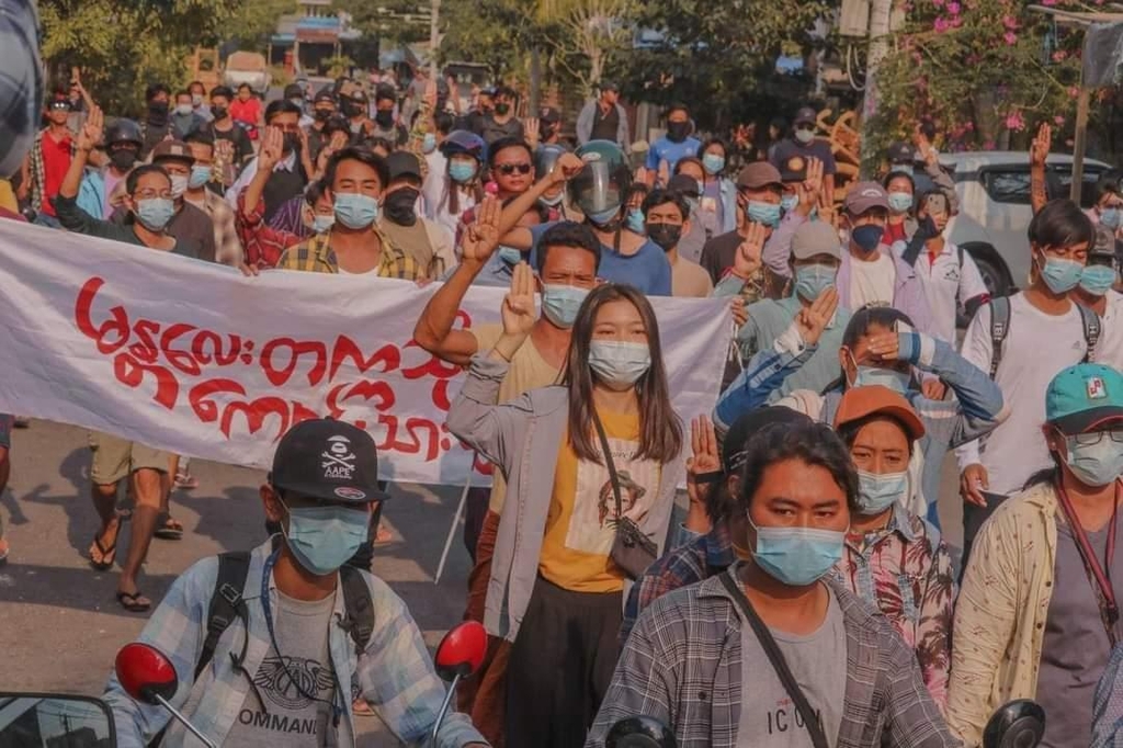 미얀마 만달레이에서 14일 반군부 시위에 나선 시민들
