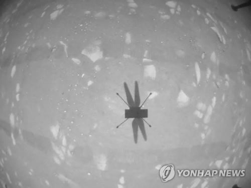 인저뉴어티 2차 비행 때 화성 지표면에 드리워진 그림자