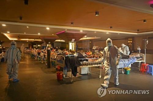 (뉴델리 AFP=연합뉴스) 인도 뉴델리의 한 연회장을 개조한 신종 코로나바이러스 감염증 치료센터에 29일 환자들이 가득 들어차 있다. 인도의 하루 확진자 수는 8일 연속으로 30만 명을 넘었다. leekm@yna.co.kr