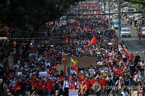 7일 양곤 시내에서 쿠데타에 항의하는 시위대가 행진하고 있다. 2021.2.7