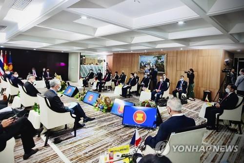 아세안 특별정상회의에 참석한 민 아웅 흘라잉 최고사령관(맨 오른쪽)2021.4.24