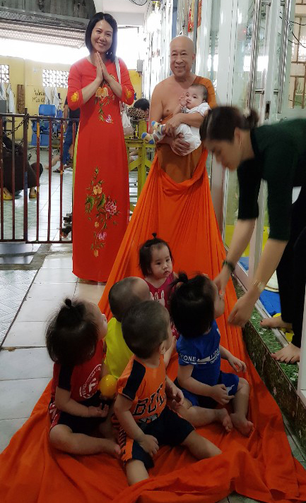 베트남 보육원에서 봉사활동 하는 흐엉씨