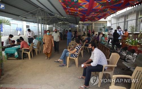 인도 벵갈루루에서 코로나19 백신 접종을 기다리는 사람들. [EPA=연합뉴스]