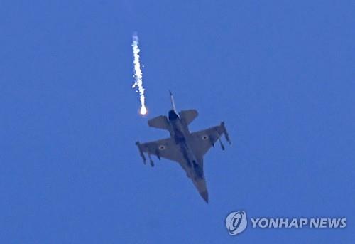 가자지구 폭격하는 이스라엘 공군의 F-16 전투기