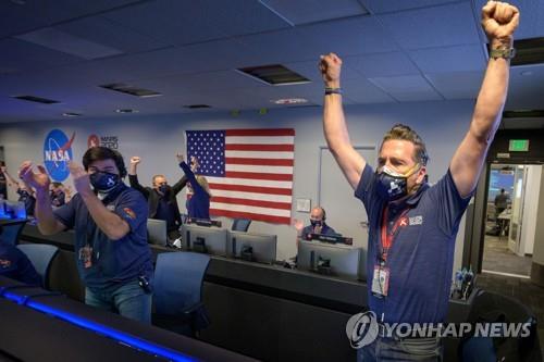 지난 2월 화성 탐사로봇 퍼서비어런스 착륙을 축하하는 미국 항공우주국(NASA) 직원들 [UPI=연합뉴스]