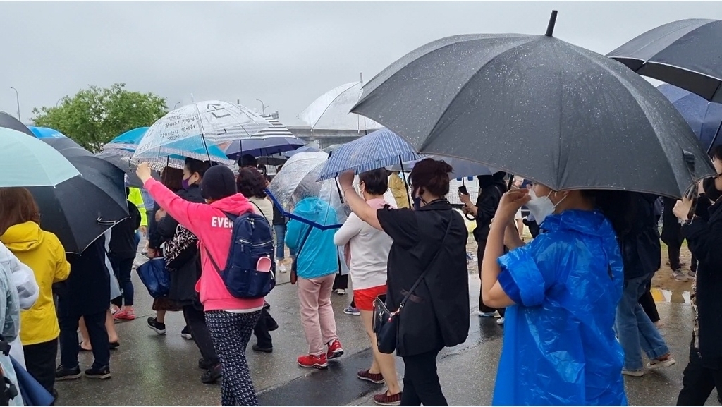 손정민씨 추모 집회 참여한 시민들이 행진하는 모습