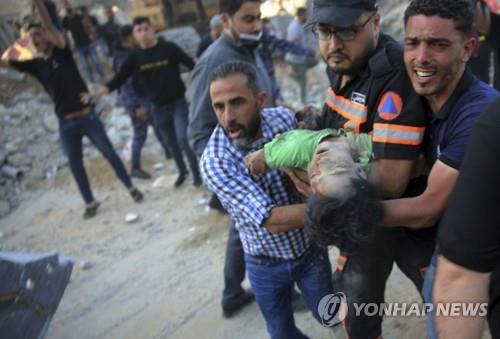 이스라엘의 폭격으로 무너진 주택 잔해에서 구조된 아이