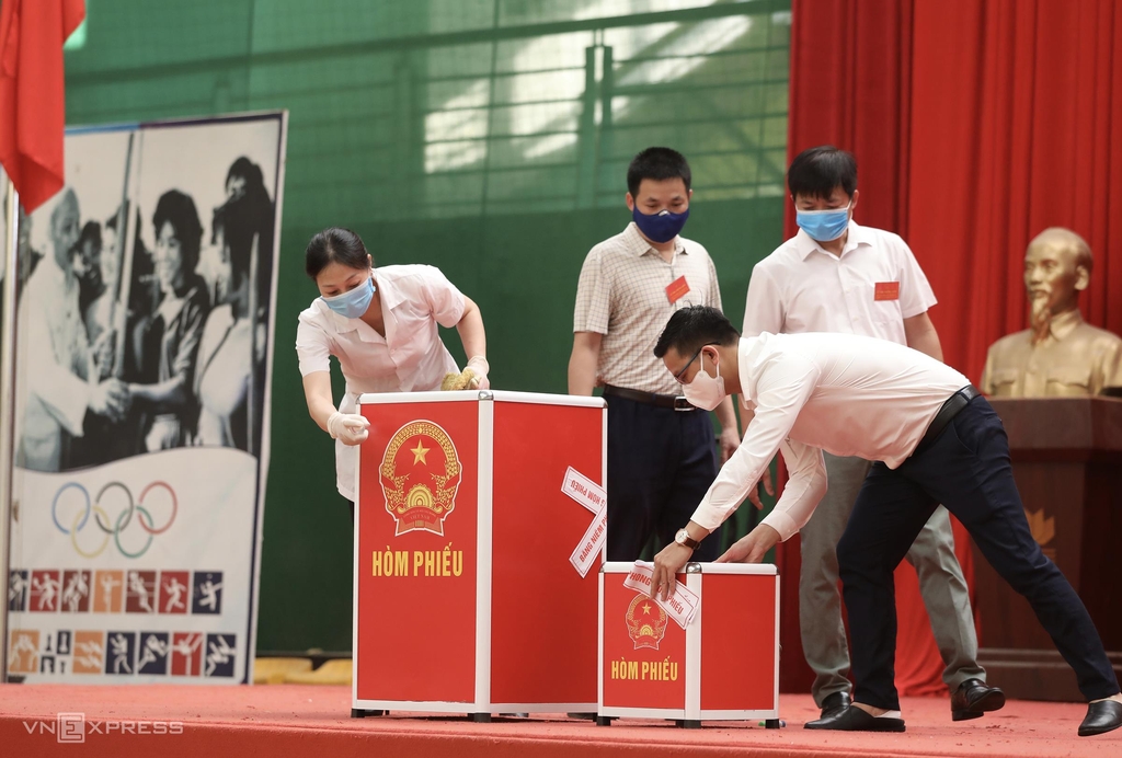 투표 용지함을 살펴보고 있는 베트남 박닌성 선관위 관계자들