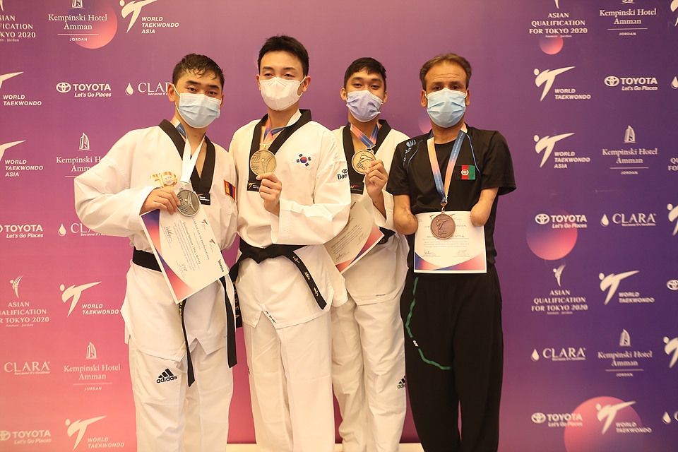 도쿄 패럴림픽 아시아 선발전에서 금메달을 딴 주정훈(왼쪽에서 두 번째) 