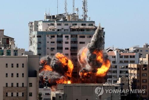 이스라엘군의 폭격을 받아 화염과 연기가 치솟는 가자지구의 AP통신 입주 건물