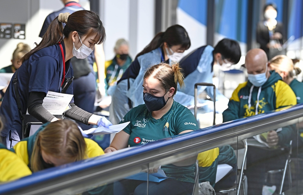 (나리타공항 교도=연합뉴스) 소프트볼 여자 호주 대표팀 선수와 관계자 등 약 30명이 1일 오전 나리타공항에 도착해 신종 코로나바이러스 감염증(코로나19) 검사 안내서를 받고 있다.