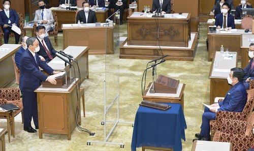 지난 9일 일본 국회에서 열린 당수 토론에서 집권 자민당 총재인 스가 요시히데 총리가 에다노 유키오 입헌민주당 대표(오른쪽)의 질문에 답하고 있다. [교도=연합뉴스 자료사진]