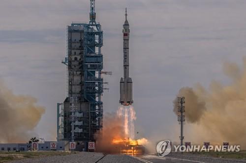 17일 로켓에 실려 발사되는 중국 유인우주선 선저우(神舟) 12호
