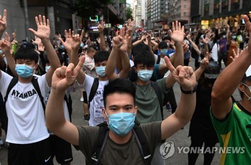 2020년 7월 1일 홍콩 주권반환일에 시민들이 홍콩보안법에 반대하며 거리에서 시위를 펼치는 모습. [EPA=연합뉴스]