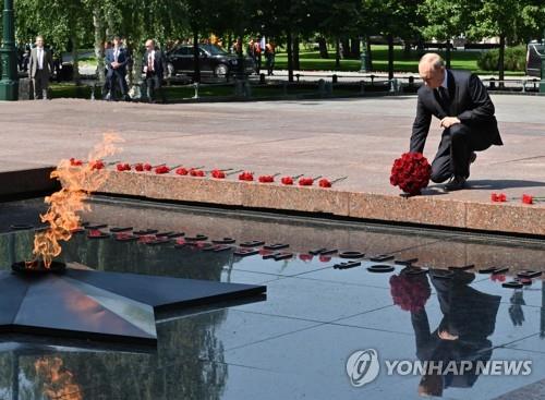 22일(현지시간) 모스크바 무명용사의 묘에 헌화하는 블라디미르 푸틴 대통령.