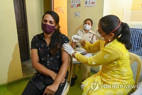 인도 뉴델리에서 진행된 코로나19 백신 접종 장면. [AFP=연합뉴스]
