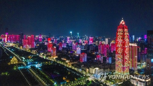 공산당 창당 100주년 앞두고 적색조명 밝힌 중국 우한 건물들