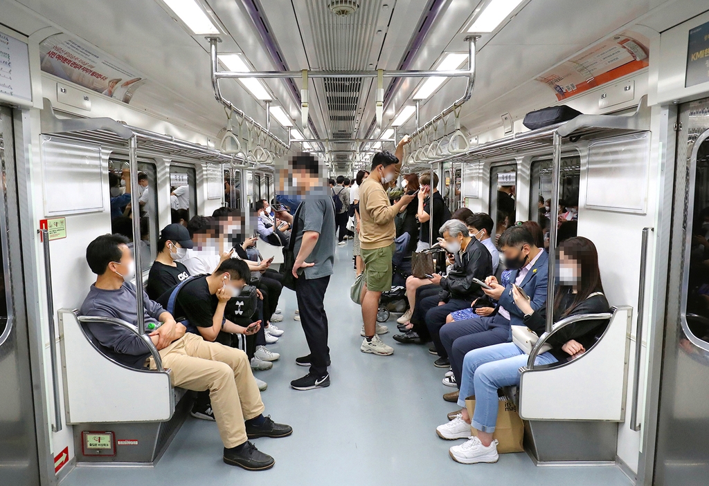 서울지하철 승객들이 스마트폰을 보고 있다. 2021년 [연합뉴스 자료사진]