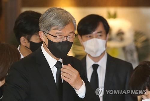 부친 빈소 들어서는 최재형 전 감사원장