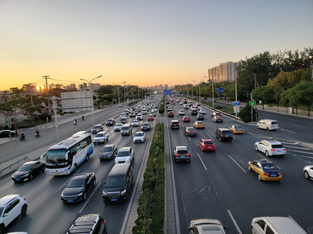 베이징 도로를 달리는 자동차들