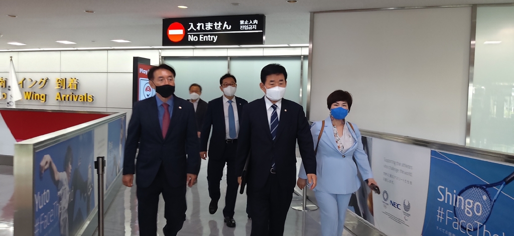 (나리타=연합뉴스) 박세진 특파원 = 김진표 더불어민주당 의원(우측에서 두번째) 등 한일의원연맹 회장단 일행이 14일 오후 나리타공항 출국장을 빠져나가고 있다. 이틀 일정으로 방일한 이들은 일본 측 일한의원연맹과 합동 간사회의를 열고 도쿄올림픽 관련 협력 등 양국관계 개선 방안을 논의한다. 2021.7.14 parksj@yna.co.krr