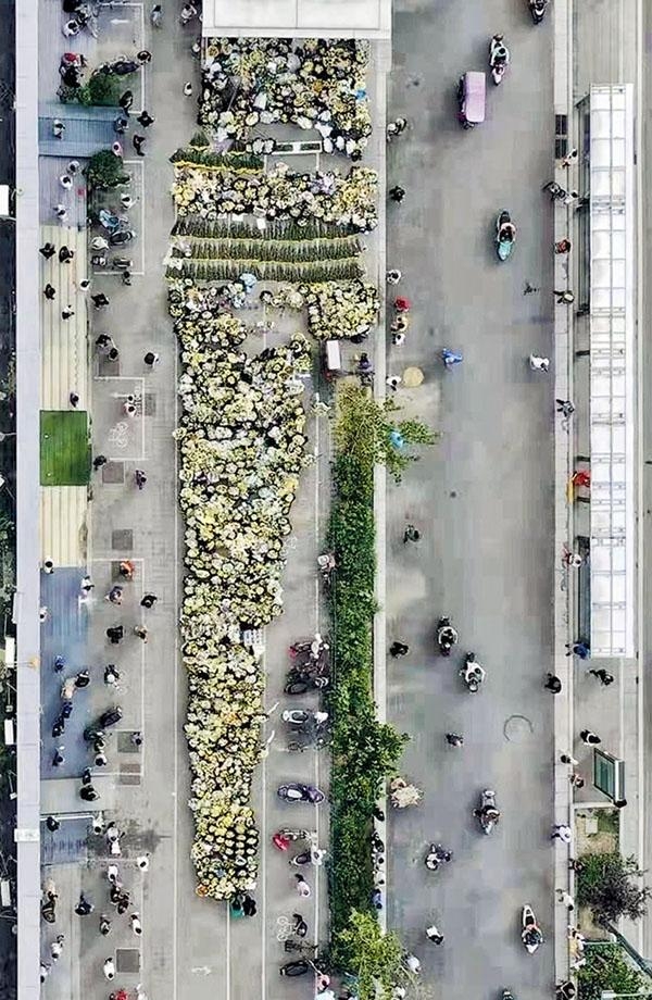 중국 정저우 지하철 입구 앞이 희생자를 추모하며 시민들이 놓은 꽃으로 가득찬 모습. [홍콩 명보 캡처. 재판매 및 배포 금지] 