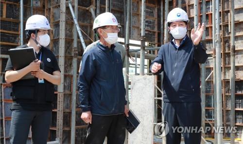 지난달 건설 현장 점검하는 안경덕 노동부 장관(오른쪽)
