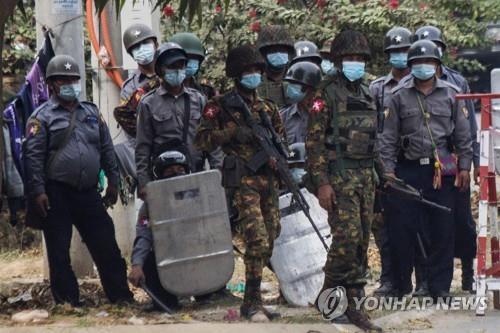 저격용 소총을 들고 만달레이 시위대와 대치하는 군인(가운데)