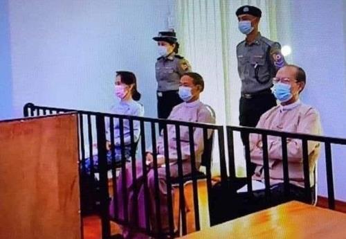 아웅산 수치(맨 왼쪽) 국가고문이 법정에 출석한 모습. 2021.5.24