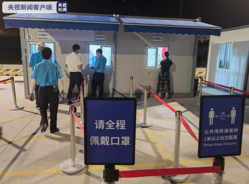중국 상하이 푸둥(浦東) 국제공항 노동자 대상 코로나19 핵산검사
