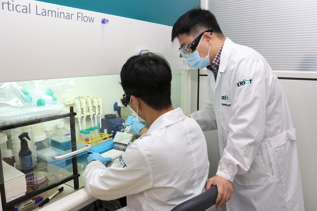 저분자 기반 면역 항암제 후보물질 실험 중인 한국화학연구원 연구팀