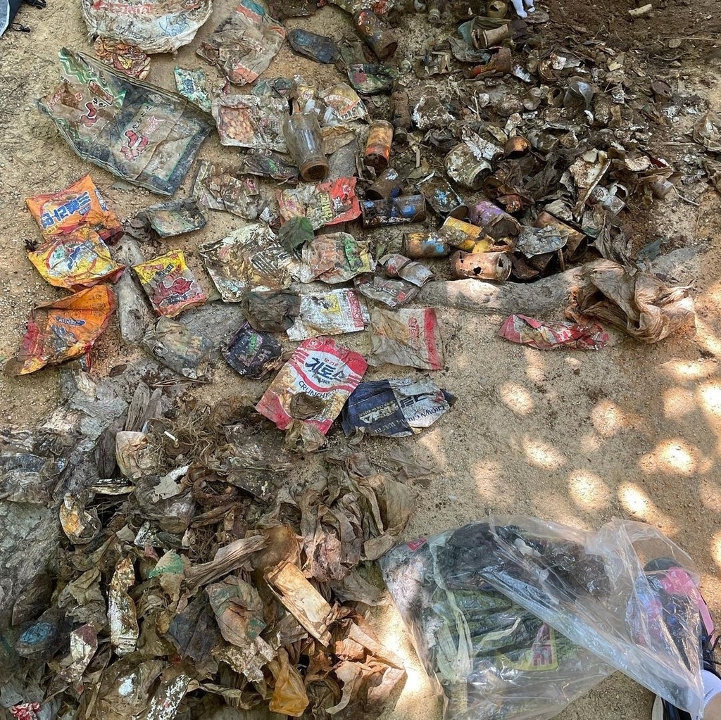 지난 7월 아차산 플로깅 과정에서 썩지 않은 쓰레기가 대거 발견됐다.