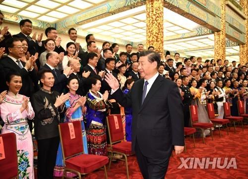 지난달 31일 베이징(北京)에서 열린 제6회 전국 소수민족 문예공연 개막식에 앞서 참석자들과 만난 시진핑(習近平) 중국 국가 주석 [신화=연합뉴스]