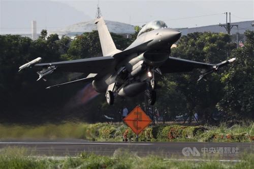 비상활주로에서 재이륙하는 대만군의 F-16 전투기
