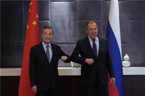 왕이 중국 외교부장과 세르게이 라브로프 러시아 외무장관