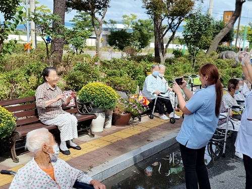 추석 앞두고 사진 촬영하는 어르신들