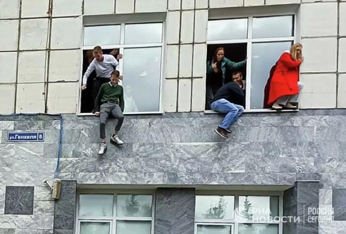 총격범을 피해 강의실 창문에서 뛰어내리는 학생들.
