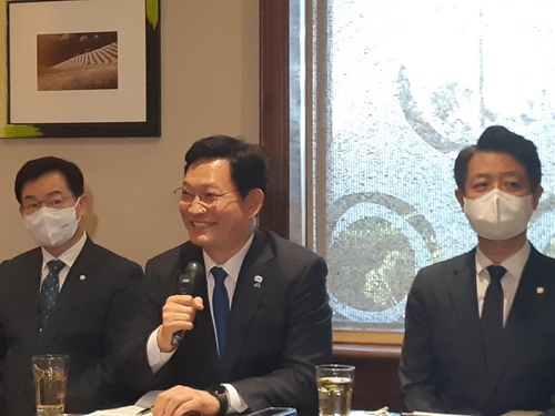 방미 중 특파원 간담회하는 송영길 대표