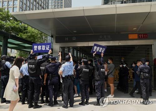 지난 16일 중국 광둥성 선전의 헝다그룹 본사 앞에 채권자들이 모여들어 시위를 펼치는 모습.[AFP=연합뉴스]