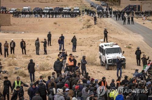 모로코 동부 피기그에서 알제리 당국의 국교 단절로 쫓겨난 모로코 대추야자 재배 농민들(사진 아래쪽)이 시위를 벌이고, 군인들이 시위대를 막아서고 있다. 농민들은 전통적으로 양국 국경지대에서 경작을 해왔다. [AFP=연합뉴스 자료사진] 