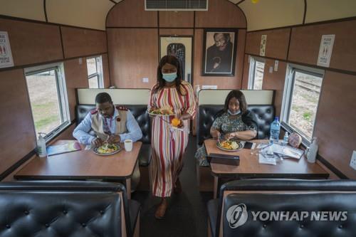 23일 백신 열차에서 점심을 먹는 백신 접종 프로그램 관계자들
