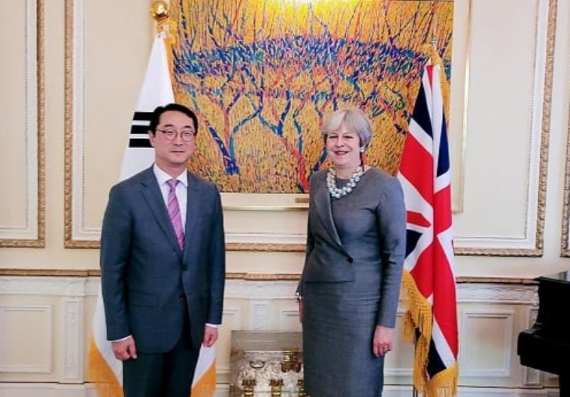테리사 메이 전 영국 총리(오른쪽)와 김건 주영 한국 대사